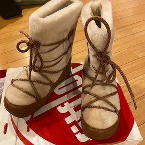 Fitflop Cream and Brown Lace-Up Winter Boots